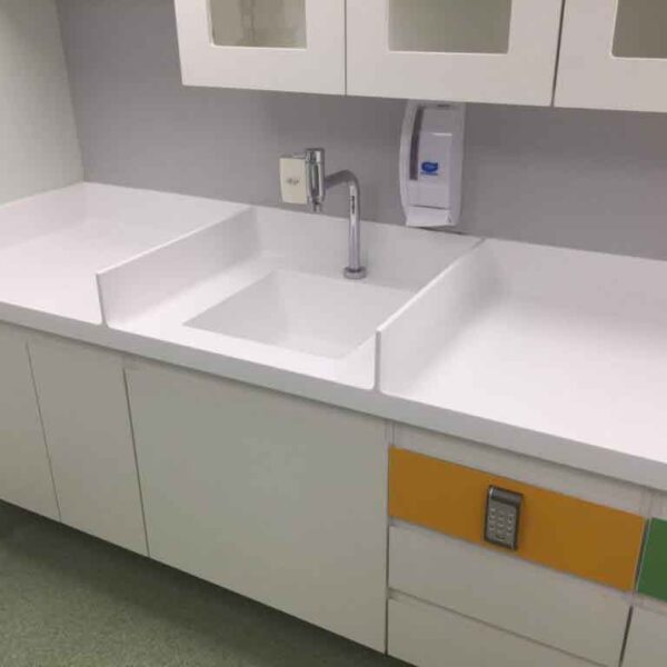 Corian Bancada hospitalar 5 1 600x600