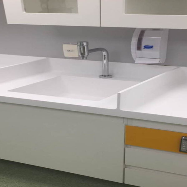 Corian Bancada hospitalar 5 1 600x600