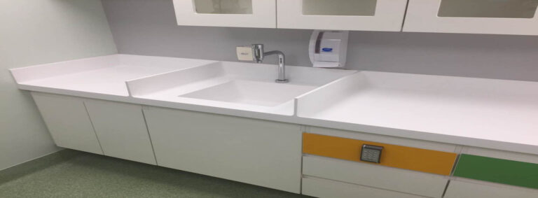 Corian Bancada hospitalar 5 1 768x283