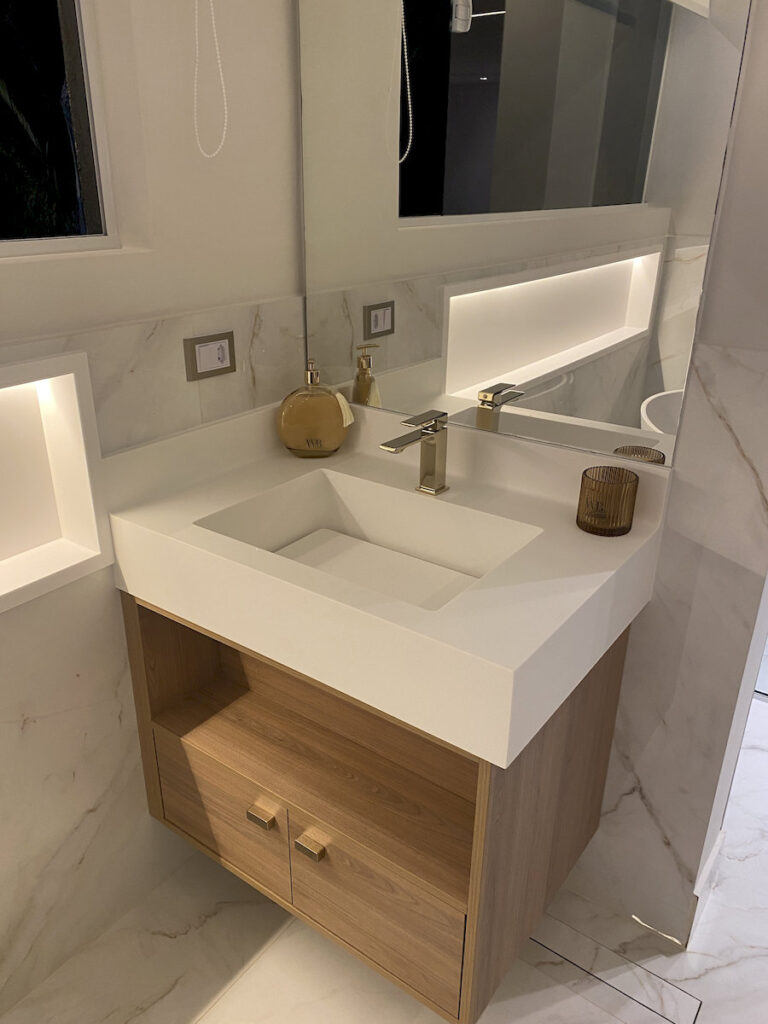 Portifolio banheiros galeria superficie processador premium corian 09 768x1024