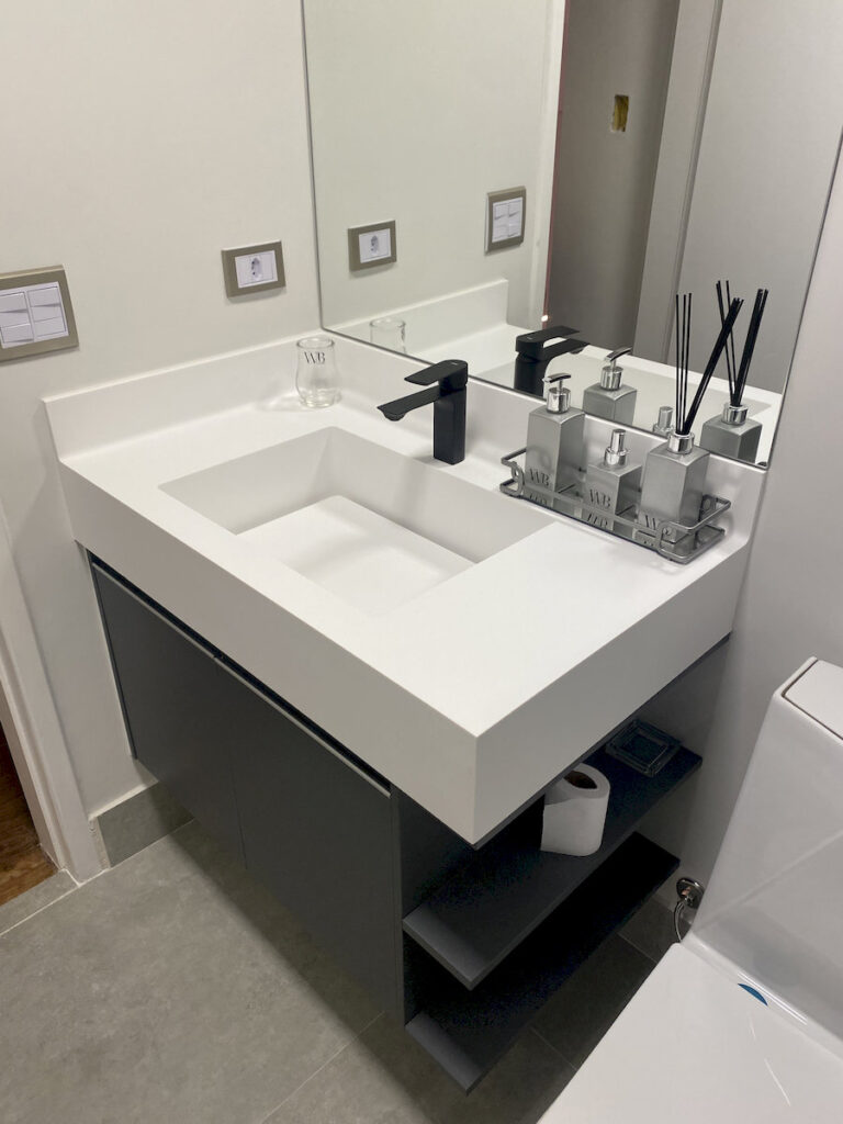 Portifolio banheiros galeria superficie processador premium corian 11 768x1024