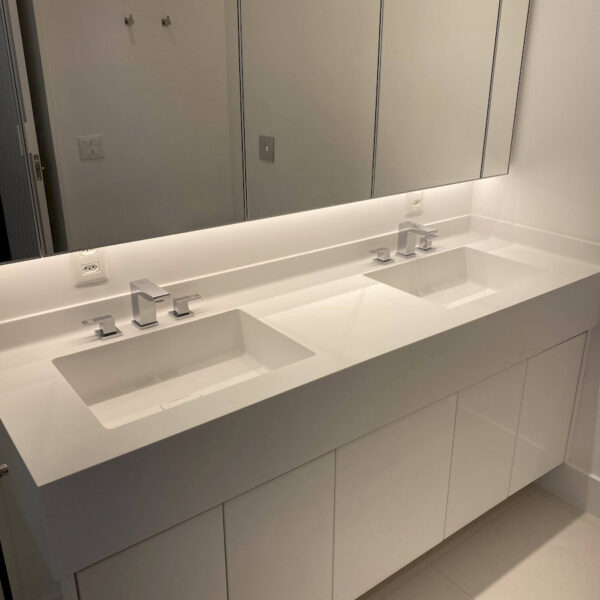 Portifolio banheiros galeria superficie processador premium corian 22 600x600