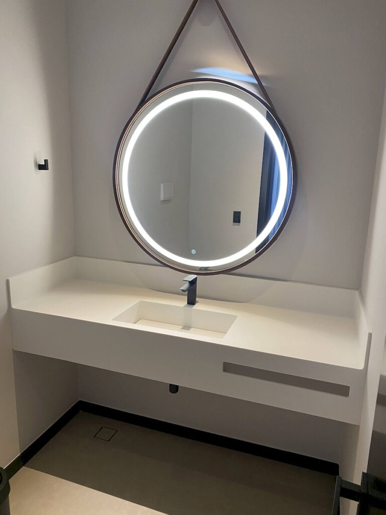 Portifolio banheiros galeria superficie processador premium corian 30 768x1024