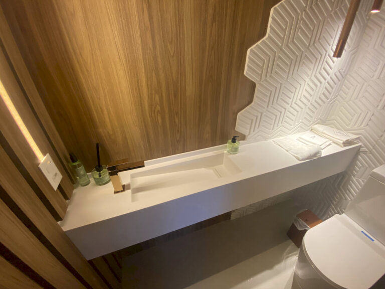 Portifolio banheiros galeria superficie processador premium corian 35 768x576